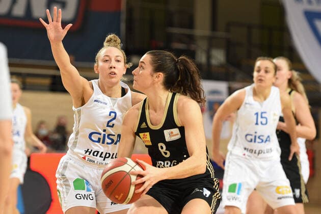 Halle, Germany 23 December 2020 1 BBL Women 2020 2021 Gisa Lions SV Halle vs TK Hannover v li in duel Darien Huff Halle and Tessa Stammberger Hannover Erdgas Sportarena Sachsen Anhalt Copyright: xFotostandx xxBallaschx
