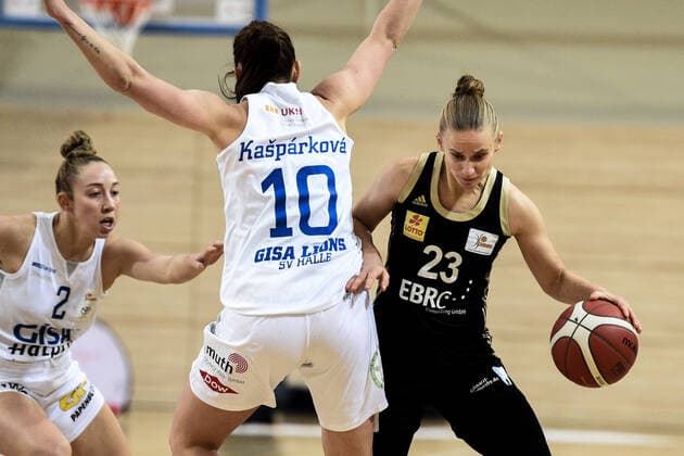 Halle, Germany 23 December 2020 1 BBL Women 2020 2021 Gisa Lions SV Halle vs TK Hannover v li in duel Darien Huff Halle , Barbora Kasparkova Halle and Aliaksandra Sasha Tarasava Hannover Erdgas Sportarena Sachsen Anhalt Copyright: xFotostandx xxBallaschx