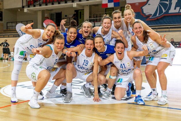The GISA Lions team celebrates after winning GISA Lions SV Halle vs TK Hannover Basketball 1 Bundesliga ERDGAS Sportarena Halle Saale 23 12 2020 Photo Holger John Sachsen Anhalt Germany
