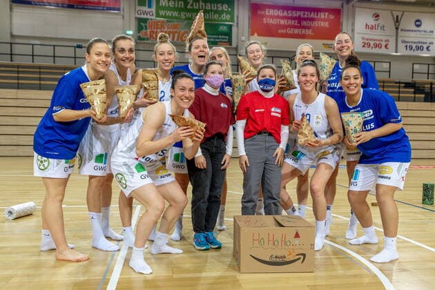 The GISA Lions team celebrates after the win and gets small Christmas presents GISA Lions SV Halle vs TK Hannover Basketball 1 Bundesliga ERDGAS Sportarena Halle Saale 23 12 2020 Photo Holger John Sachsen Anhalt Germany
