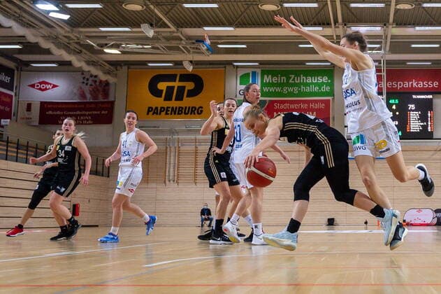 Charlotte Kreuter 13, GISA Lions SV Halle defends Aliaksandra Sasha Tarasava TK Hannover GISA Lions SV Halle vs TK Hannover Basketball 1 Bundesliga ERDGAS Sportarena Halle Saale 23 12 2020 Photo Holger John Sachsen Anhalt Germany