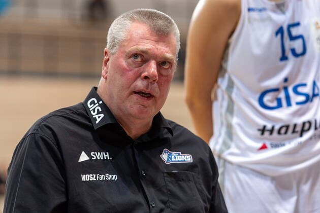 Time out Peter Kortmann Head Coach, GISA Lions SV Halle gives instructions GISA Lions SV Halle vs TK Hannover Basketball 1 Bundesliga ERDGAS Sportarena Halle Saale 23 12 2020 Foto Holger John Sachsen Anhalt Germany