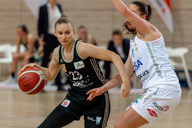 Aliaksandra Sasha Tarasava TK Hannover vs Barbora Kasparkowa 10, GISA Lions SV Halle GISA Lions SV Halle vs TK Hannover Basketball 1 Bundesliga ERDGAS Sportarena Halle Saale 23 12 2020 Foto Holger John Sachsen Anhalt Germany