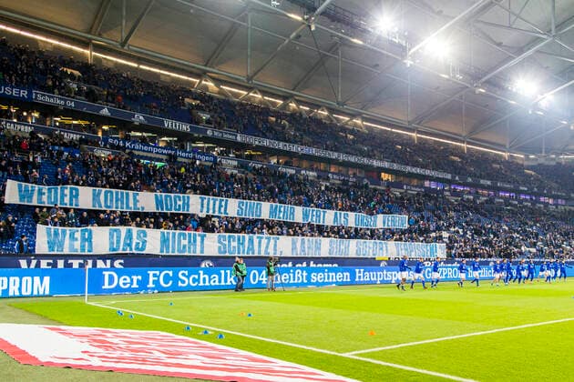 Gelsenkirchen, Deutschland 21.Januar 2018: 1. BL - 17 18 - FC Schalke 04 vs. Hannover 96 Die Fans des FC Schalke 04 zeigen ein Banner gegen Leon Goretzka (FC Schalke 04) . Fankurve Fans Fanblock 1. BL - 17 18 - FC Schalke 04 vs. Hannover 96 *** Gelsenkirchen, Germany 21 January 2018 1 BL 17 18 FC Schalke 04 vs Hannover 96 FC Schalke 04 fans display a banner against Leon Goretzka FC Schalke 04 Fankurve Fans Fanblock 1 BL 17 18 FC Schalke 04 vs Hannover 96 mell