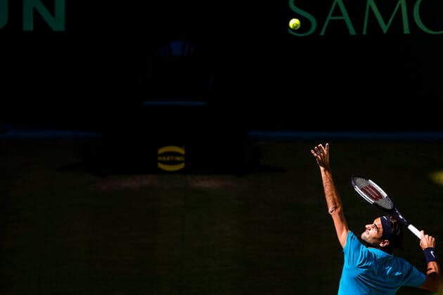Halle, Deutschland 16.- 24. Juni 2018: Gerry Weber Open - 2018 Roger Federer (SUI) vs Benoit Paire (FRA) Roger Federer (Schweiz) Aktion . Einzelbild . mit Ball Mimik starker Gesichtsausdruck Emotion. Gerry Weber Open - 2018 *** Halle, Germany 16 24 June 2018 Gerry Weber Open 2018 Roger Federer SUI vs Benoit Paire FRA Roger Federer Switzerland action single shot with ball facial expression strong facial expression emotion Gerry Weber Open 2018 mell