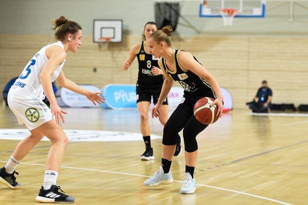 Halle, Germany 23 December 2020 1 BBL Women 2020 2021 Gisa Lions SV Halle vs TK Hannover v li Charlotte Kreuter Halle and Aliaksandra Sasha Tarasava Hannover Erdgas Sportarena Sachsen Anhalt Copyright: xFotostandx xxBallaschx