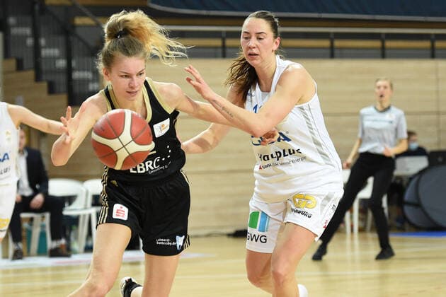 Halle, Germany 23 December 2020 1 BBL Women 2020 2021 Gisa Lions SV Halle vs TK Hannover v li in duel Lara Rohkohl Hannover and Barbora Kasparkova Halle Erdgas Sportarena Sachsen Anhalt Copyright: xFotostandx xxBallaschx