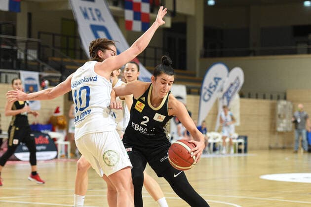 Halle, Germany 23 December 2020 1 BBL Women 2020 2021 Gisa Lions SV Halle vs TK Hannover v li in duel Barbora Kasparkova Halle and Mia Masic Hannover Erdgas Sportarena Sachsen Anhalt Copyright: xFotostandx xxBallaschx