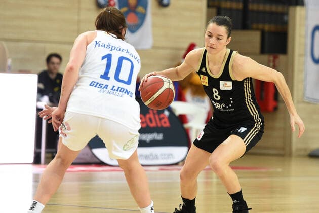 Halle, Germany 23 December 2020 1 BBL Women 2020 2021 Gisa Lions SV Halle vs TK Hannover v li in duel Barbora Kasparkova Halle and Tessa Stammberger Hannover Erdgas Sportarena Sachsen Anhalt Copyright: xFotostandx xxBallaschx
