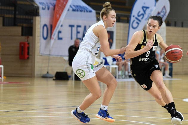 Halle, Germany 23 December 2020 1 BBL Women 2020 2021 Gisa Lions SV Halle vs TK Hannover v li in duel Darien Huff Halle and Tessa Stammberger Hannover Erdgas Sportarena Sachsen Anhalt Copyright: xFotostandx xxBallaschx