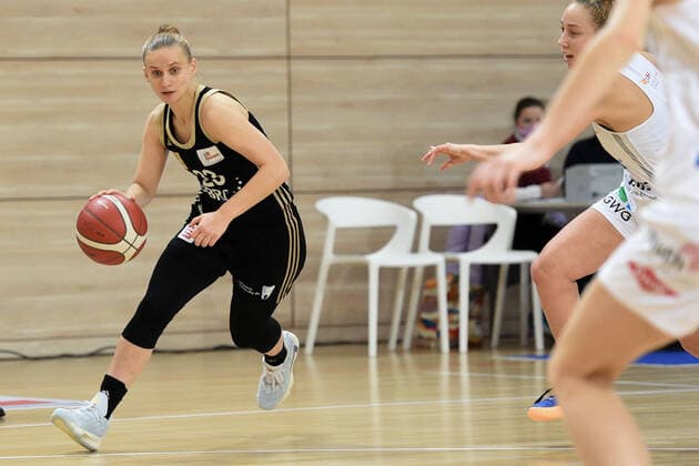 Halle, Germany 23 December 2020 1 BBL Women 2020 2021 Gisa Lions SV Halle vs TK Hannover v li Aliaksandra Sasha Tarasava Hannover Erdgas Sportarena Sachsen Anhalt Copyright: xFotostandx xxBallaschx
