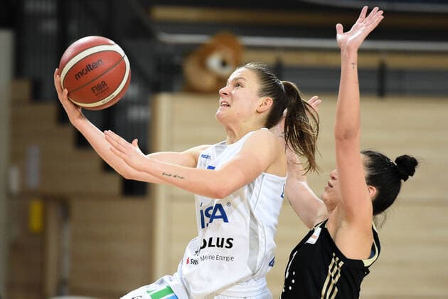 Halle, Germany 23 December 2020 1 BBL Women 2020 2021 Gisa Lions SV Halle vs TK Hannover v li in duel Laura Schinkel Halle and Mia Masic Hannover Erdgas Sportarena Sachsen Anhalt Copyright: xFotostandx xxBallaschx