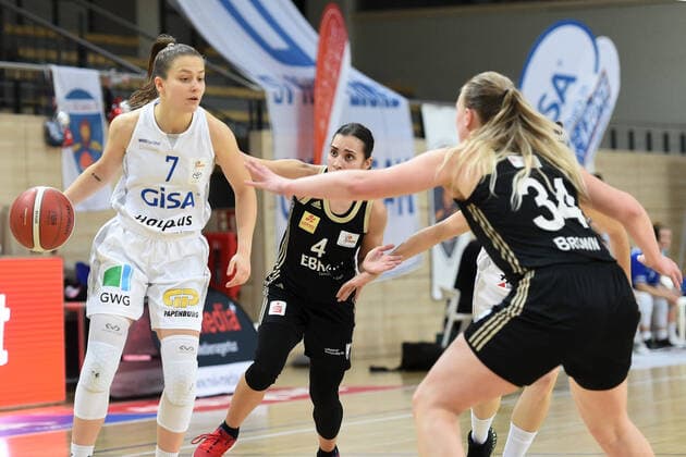 Halle, Germany 23 December 2020 1 BBL Women 2020 2021 Gisa Lions SV Halle vs TK Hannover v li in duel Laura Schinkel Halle , Stavroulla Koniali Hannover and Hannah Brown Hannover Erdgas Sportarena Sachsen Anhalt Copyright: xFotostandx xxBallaschx