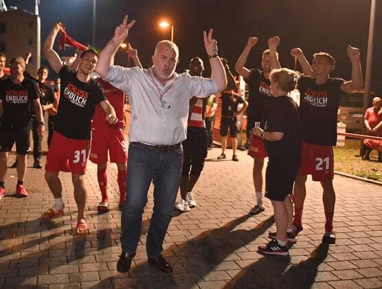 Fussball, Herren, Saison 2019 2020, 1. Bundesliga (32. Spieltag), 1. FC Union Berlin - SC Paderborn (1:0), spontane Feier von Fans und Spielern lange nach Spielschluss auf der Hauptstraße vor dem bzw. der Einfahrt zum Stadion, Jubel nach dem Klassenerhalt, Präsident Dirk Zingler (1. FC Union) hielt eine kurze emotionale Ansprache an die Fans, huer schmettert er Eisern Union, hinten links Keven Schlotterbeck (1. FC Union Berlin), rechts Mannschaftsleiterin Susanne Kopplin (1. FC Union), Grischa Prömel (1. FC Union Berlin), 16.06. 2020, *** Football, Men, Season 2019 2020, 1 Bundesliga 32 Matchday , 1 FC Union Berlin SC Paderborn 1 0 , spontaneous celebration of fans and players long after the end of the game on the main street in front of the or the entrance to the stadium, jubilation after the class preservation, President Dirk Zingler 1 FC Union gave a short emotional speech to the fans, huer schmettert he Eisern Union, back left Keven Schlotterbeck 1 FC Union Berlin , right team manager Susanne Kopplin 1 FC Union , Grischa Prömel 1 FC Union Berlin , 16 06 2020, Copyright: xMatthiasxKochx