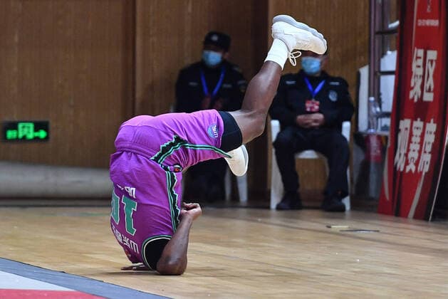 Bilder des Jahres 2020, Sport 12 Dezember Sport Bilder des Tages (201226) -- ZHUJI, Dec. 26, 2020 -- Lester Hudson of Shandong Heroes falls over during the 23rd round match between Shenzhen Aviators and Shandong Heroes at the 2020-2021 season of the Chinese Basketball Association (CBA) league in Zhuji, east China s Zhejiang Province, Dec. 26, 2020. ) (SP)CHINA-ZHEJIANG-ZHUJI-BASKETBALL-CBA LEAGUE-SHENZHEN VS SHANDONG (CN) ZhuxZheng 