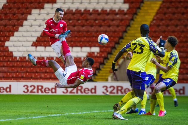 Bilder des Jahres 2020, Sport 12 Dezember Sport Bilder des Tages Barnsley v Huddersfield Town Sky Bet Championship Conor Chaplin (left) and Victor Adeboyejo of Barnsley get themselves in a tangle during the Sky Bet Championship match at Oakwell, Barnsley Content Not Available For UK Newspapers Copyright: xMattxWilkinsonx FIL-14956-0056