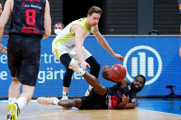 9 Matchday of the easyCredit BBL Basketball Bundesliga at the Oberfrankenhalle in Bayreuth Season 2020 2021 Medi Bayreuth vs JobStairs Giessen 46ers David Walker Medi Bayreuth23 top Jonathan Stark JobStairs Giessen 46ers 1 bottom