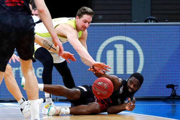 9 Matchday of the easyCredit BBL Basketball Bundesliga at the Oberfrankenhalle in Bayreuth Season 2020 2021 Medi Bayreuth vs JobStairs Giessen 46ers David Walker Medi Bayreuth23 top Jonathan Stark JobStairs Giessen 46ers 1 bottom