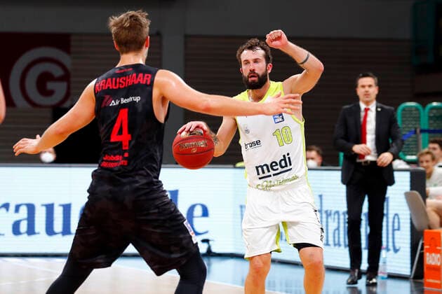 9 Matchday of the easyCredit BBL Basketball Bundesliga at the Oberfrankenhalle in Bayreuth Season 2020 2021 Medi Bayreuth vs JobStairs Giessen 46ers Bastian Doreth Medi Bayreuth 10 right Bjarne Kraushaar JobStairs Giessen 46ers 4 left