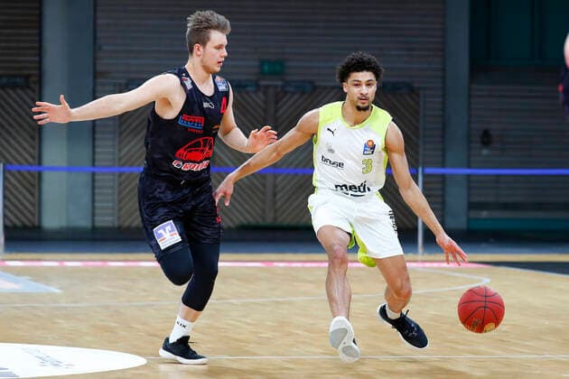 9 Matchday of the easyCredit BBL Basketball Bundesliga at Oberfrankenhalle in Bayreuth Season 2020 2021 Medi Bayreuth vs JobStairs Giessen 46ers Ryan Woolridge Medi Bayreuth 3 right Bjarne Kraushaar JobStairs Giessen 46ers 4 left