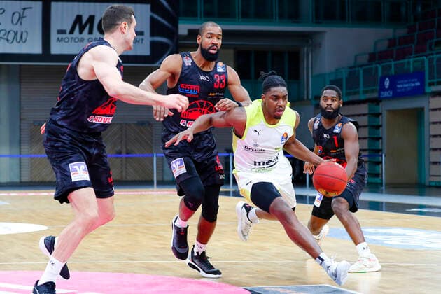 9 Matchday of the easyCredit BBL Basketball Bundesliga at Oberfrankenhalle in Bayreuth Season 2020 2021 Medi Bayreuth vs JobStairs Giessen 46ers Frank Bartley Medi Bayreuth 24 2 v right Johannes Richter JobStairs Giessen 46ers 12 left Brandon Thomas JobStairs Giessen 46ers 33 2 v left