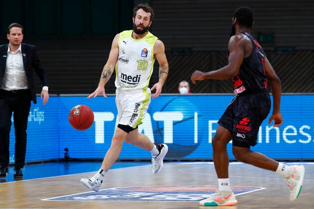 9 Matchday of the easyCredit BBL Basketball Bundesliga at Oberfrankenhalle in Bayreuth Season 2020 2021 Medi Bayreuth vs JobStairs Giessen 46ers Bastian Doreth Medi Bayreuth 10 left Jonathan Stark JobStairs Giessen 46ers 1 right