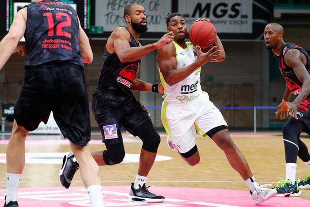 9 Matchday of the easyCredit BBL Basketball Bundesliga at Oberfrankenhalle in Bayreuth Season 2020 2021 Medi Bayreuth vs JobStairs Giessen 46ers Frank Bartley Medi Bayreuth 24 right Brandon Thomas JobStairs Giessen 46ers 33 left
