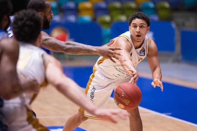 Bilder des Jahres 2020, Sport 12 Dezember Fraport Skyliners - Basketball Loewen Braunschweig, easyCredit BBL James Robinson (Loewen Braunschweig, 8) passt zu einem Mitspieler. Basketball-Spiel der easyCredit BBL zwischen den Fraport Skyliners und den Basketball Loewen Braunschweig am 26. Dezember 2020 in der Fraport-Arena in Frankfurt am Main., Frankfurt am Main Hessen Deutschland Fraport-Arena *** Fraport Skyliners Basketball Loewen Braunschweig, easyCredit BBL James Robinson Loewen Braunschweig, 8 passes to a teammate Basketball match of the easyCredit BBL between Fraport Skyliners and Basketball Loewen Braunschweig on 26 December 2020 at Fraport Arena in Frankfurt am Main , Frankfurt am Main Hesse Germany Fraport Arena