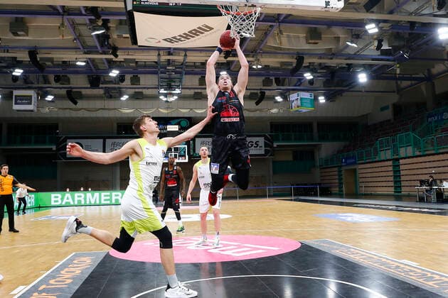 9 Matchday of the easyCredit BBL Basketball Bundesliga at the Oberfrankenhalle in Bayreuth Season 2020 2021 Medi Bayreuth vs JobStairs Giessen 46ers Andreas Seiferth Medi Bayreuth 11 left Scttie James JR JobStairs Giessen 46ers 31 right