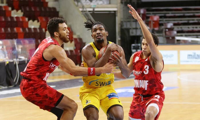Ludwigsburg , Basketball easyCredit BBL Bundesliga , MHP RIESEN Ludwigsburg vs s Oliver Würzburg , from left Brekkott Chapman Würz Jaleen Smith Riesen Tyson Ward Würz