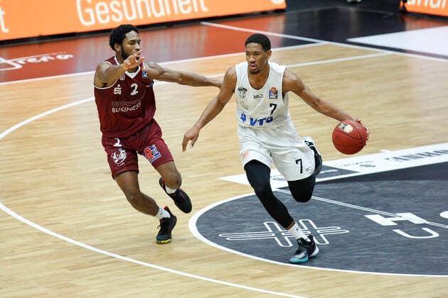 BBL easyCredit Basketball Bundesliga season 2020 2021 9 matchday on Sunday, 27 December 2020 at edel optics de Arena in Hamburg Hamburg Towers NINERS Chemnitz v l Terrell Harris Chemnitz , Kameron Taylor Towers Hamburg Towers NINERS Chemnitz