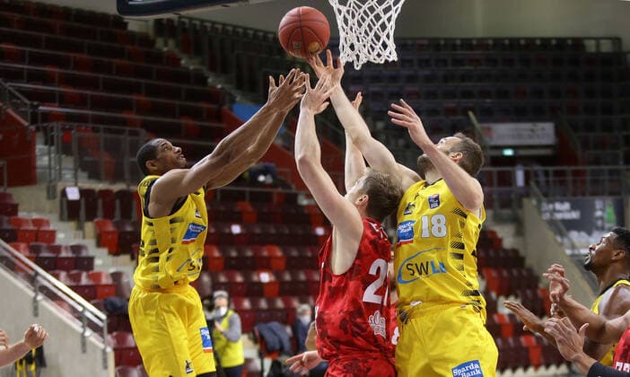 Ludwigsburg , Basketball easyCredit BBL Bundesliga , MHP RIESEN Ludwigsburg vs s Oliver Würzburg , from left Tremmell Darden Riesen Jonas Weitzel Würz Jonas Wohlfarth Bottermann Riesen