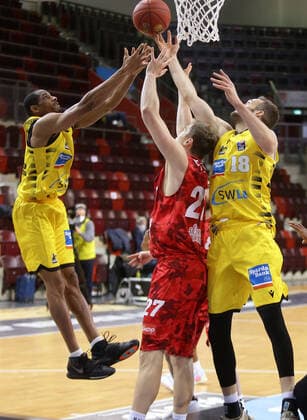 Ludwigsburg , Basketball easyCredit BBL Bundesliga , MHP RIESEN Ludwigsburg vs s Oliver Würzburg , from left Tremmell Darden Riesen Jonas Weitzel Würz Jonas Wohlfarth Bottermann Riesen