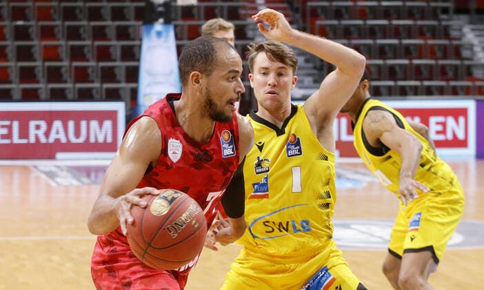 Ludwigsburg , Basketball easyCredit BBL Bundesliga , MHP RIESEN Ludwigsburg vs s Oliver Würzburg , from left Alex King Würz Jordan Hulls Riesen