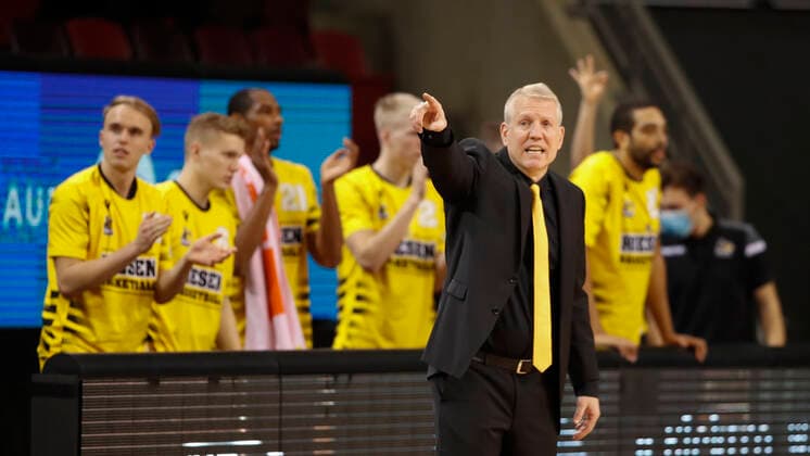Germany, Ludwigsburg, MHPArena, 27 12 2020, emspor, emonline, despor, deonline, MHP RIESEN Ludwigsburg s Oliver Wuerzburg, Basketball, BBL picture v li Head Coach John Patrick MHP RIESEN gives instructions DFL REGULATIONS PROHIBIT ANY USE OF PHOTOGRAPHS AS IMAGE SEQUENCES AND OR QUASI VIDEO Copyright: HMBxMedia xHeikoxBecker