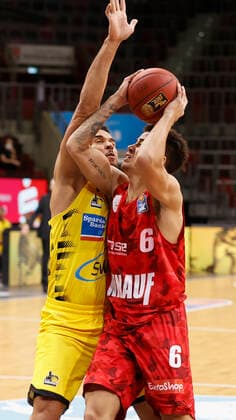 Germany, Ludwigsburg, MHPArena, 27 12 2020, emspor, emonline, despor, deonline, MHP RIESEN Ludwigsburg s Oliver Wuerzburg, Basketball, BBL Picture f li Elias Harris MHP RIESEN and Joshua Obiesie s Oliver Wuerzburg DFL REGULATIONS PROHIBIT ANY USE OF PHOTOGRAPHS AS IMAGE SEQUENCES AND OR QUASI VIDEO Copyright: HMBxMedia xHeikoxBecker