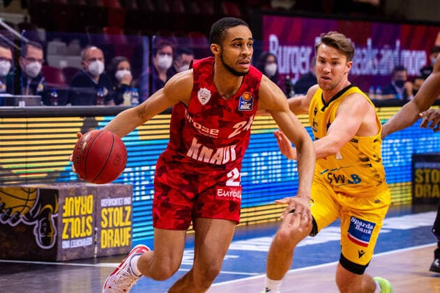 Cameron Hunt s Oliver Wuerzburg 24 Jordan Hulls MHP RIESEN Ludwigsburg 1 1 Basketball Bundesliga MHP RIESEN Ludwigsburg S Oliver Wuerzburg on 27 12 2020 in Ludwigsburg MHPArena , Baden Wuerttemberg, Germany 27 12 20 Basketball , 27 12 2020, Germany xpxsdx