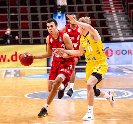 Tyson Ward s Oliver Wuerzburg 3 Lukas Herzog MHP RIESEN Ludwigsburg 11 1 Basketball Bundesliga MHP RIESEN Ludwigsburg S Oliver Wuerzburg on 27 12 2020 in Ludwigsburg MHPArena , Baden Wuerttemberg, Germany 27 12 20 Basketball , 27 12 2020, Germany xpxsdx