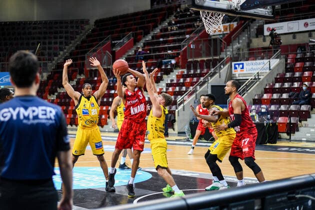 Tyson Ward s Oliver Wuerzburg in a duel with Jordan Hulls MHP Riesen Ludwigsburg , next to him Yorman Polas Bartolo MHP Riesen Ludwigsburg , Tremmell Darden MHP Riesen Ludwigsburg , GER, MHP Riesen Ludwigsburg vs s Oliver Wuerzburg, 27 12 2020, 9 Spieltag easycredit Basketball Bundesliga, Spielzeit 2020 2021 GER, MHP Riesen Ludwigsburg vs s Oliver Wuerzburg, 27 12 2020, 9 Spieltag easycredit Basketball Bundesliga, Spielzeit 2020 2021 Ludwigsburg Copyright: xMemmlerx Eibner-Pressefotox EP_mmr