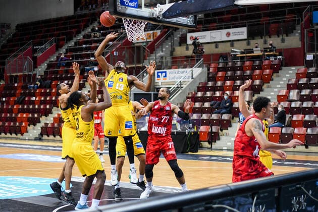 Yorman Polas Bartolo MHP Riesen Ludwigsburg defends at the basket, GER, MHP Riesen Ludwigsburg vs s Oliver Wuerzburg, 27 12 2020, 9 matchday easycredit Basketball Bundesliga, season 2020 2021 GER, MHP Riesen Ludwigsburg vs s Oliver Wuerzburg, 27 12 2020, 9 matchday easycredit Basketball Bundesliga, season 2020 2021 Ludwigsburg Copyright: xMemmlerx Eibner-Pressefotox EP_mmr