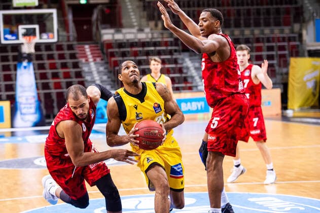 Tremmell Darden MHP RIESEN Ludwigsburg 21 Alex King s Oliver Wuerzburg 77 Justin Sears s Oliver Wuerzburg 5 1 Basketball Bundesliga MHP RIESEN Ludwigsburg S Oliver Wuerzburg on 27 12 2020 in Ludwigsburg MHPArena , Baden Wuerttemberg, Germany 27 12 20 Basketball , 27 12 2020, Germany xpxsdx