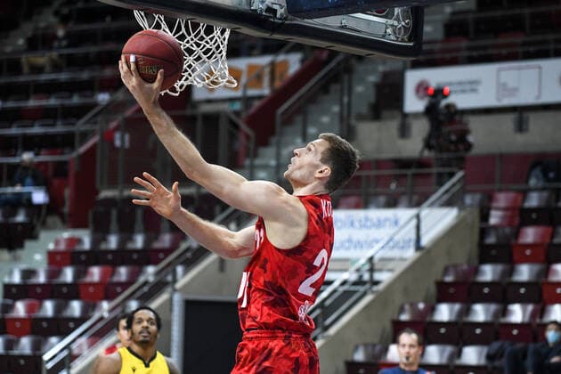 Florian Koch s Oliver Wuerzburg at the basket, GER, MHP Riesen Ludwigsburg vs s Oliver Wuerzburg, 27 12 2020, 9 matchday easycredit Basketball Bundesliga, season 2020 2021 GER, MHP Riesen Ludwigsburg vs s Oliver Wuerzburg, 27 12 2020, 9 matchday easycredit Basketball Bundesliga, season 2020 2021 Ludwigsburg Copyright: xMemmlerx Eibner-Pressefotox EP_mmr