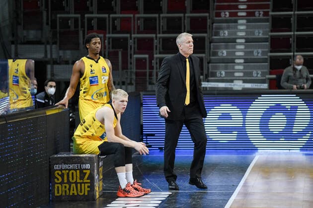 John Patrick MHP Riesen Ludwigsburg with Jacob Patrick MHP Riesen Ludwigsburg and Desi Rodriguez MHP Riesen Ludwigsburg before substitution, GER, MHP Riesen Ludwigsburg vs s Oliver Wuerzburg, 27 12 2020, 9 Spieltag easycredit Basketball Bundesliga, Spielzeit 2020 2021 GER, MHP Riesen Ludwigsburg vs s Oliver Wuerzburg, 27 12 2020, 9 Spieltag easycredit Basketball Bundesliga, Spielzeit 2020 2021 Ludwigsburg Copyright: xMemmlerx Eibner-Pressefotox EP_mmr
