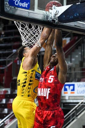 Justin Sears s Oliver Wuerzburg at the basket against Elias Harris MHP Riesen Ludwigsburg , GER, MHP Riesen Ludwigsburg vs s Oliver Wuerzburg, 27 12 2020, 9 Spieltag easycredit Basketball Bundesliga, Spielzeit 2020 2021 GER, MHP Riesen Ludwigsburg vs s Oliver Wuerzburg, 27 12 2020, 9 Spieltag easycredit Basketball Bundesliga, Spielzeit 2020 2021 Ludwigsburg Copyright: xMemmlerx Eibner-Pressefotox EP_mmr