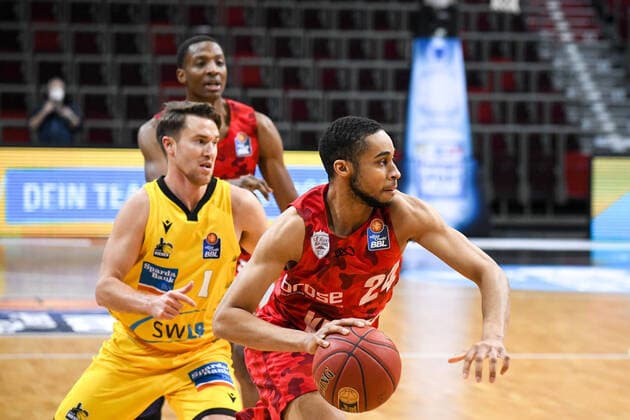 Cameron Hunt s Oliver Wuerzburg on the ball, behind Jordan Hulls MHP Riesen Ludwigsburg , GER, MHP Riesen Ludwigsburg vs s Oliver Wuerzburg, 27 12 2020, 9 Spieltag easycredit Basketball Bundesliga, Spielzeit 2020 2021 GER, MHP Riesen Ludwigsburg vs s Oliver Wuerzburg, 27 12 2020, 9 Spieltag easycredit Basketball Bundesliga, Spielzeit 2020 2021 Ludwigsburg Copyright: xMemmlerx Eibner-Pressefotox EP_mmr