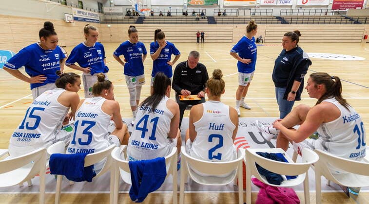GISA Lions time out Peter Kortmann Head Coach, GISA Lions SV Halle gives instructions GISA Lions SV Halle vs inexio Royals from Saarlouis Basketball 1 Bundesliga ERDGAS Sportarena Halle Saale 27 12 2020 Photo Holger John Sachsen Anhalt Germany