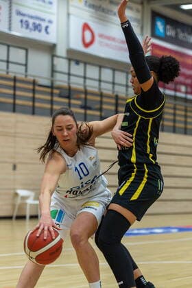 Barbora Kasparkowa 10, GISA Lions SV Halle vs Chelsea Waters Saarlouis GISA Lions SV Halle vs inexio Royals from Saarlouis Basketball 1 Bundesliga ERDGAS Sportarena Halle Saale 27 12 2020 Foto Holger John Sachsen Anhalt Germany
