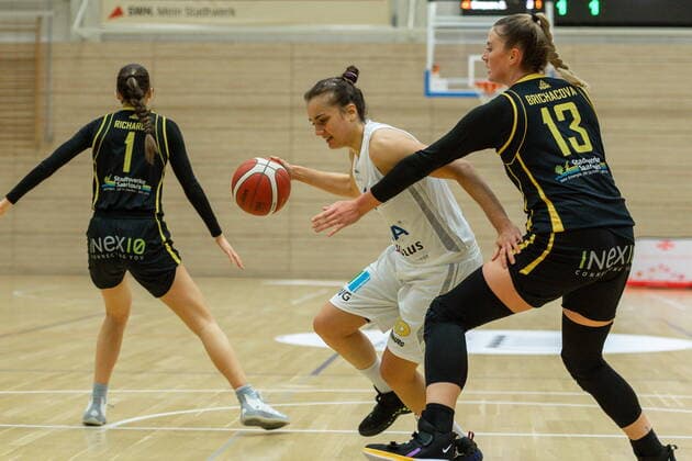 Styliani Stella Fouraki 15, GISA Lions SV Halle vs Klara BRICHACOVA Saarlouis GISA Lions SV Halle vs inexio Royals from Saarlouis Basketball 1 Bundesliga ERDGAS Sportarena Halle Saale 27 12 2020 Foto Holger John Sachsen Anhalt Germany