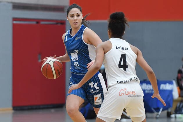 Basketball Damen 1 Bundesliga 10 Spieltag Herner TC SNP BasCats USC Heidelberg on 27 12 2020 at the H2K Arena in Herne Inja Butina Heidelberg , back Laura Zolper Herne , front xRx