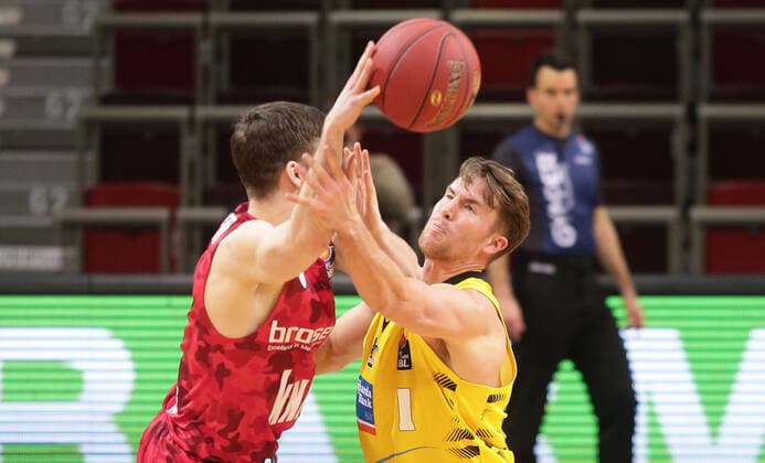 Ludwigsburg , Basketball easyCredit BBL Bundesliga , MHP RIESEN Ludwigsburg vs s Oliver Würzburg , from left Nils Haßfurther Würz Jordan Hulls Riesen